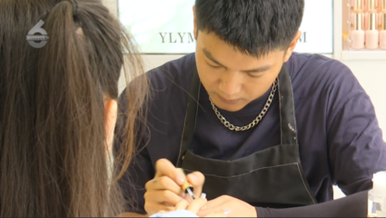 昆明一美甲店帅哥光着膀子为顾客服务?网友吵翻!店长回应